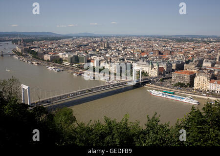 Elisabeth-Brücke über die Donau und Pest gesehen vom Gellertberg Stockfoto