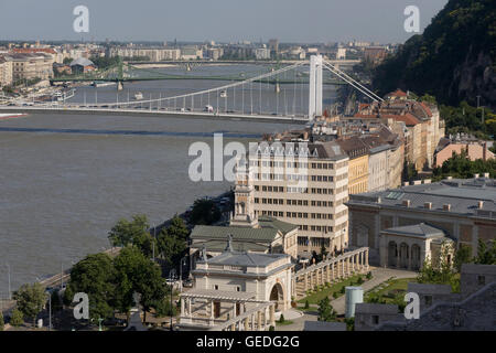 Süd Süd Ost Blick vom Burgberg Donau entlang in Richtung Elizabeth, Liberty und Petofi Brücken Stockfoto