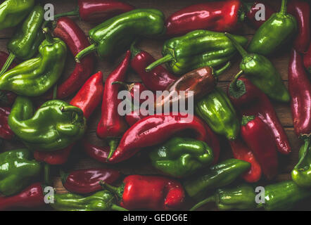 Hintergrund der bunten rote und grüne Paprika über hölzerne Hintergrund Stockfoto