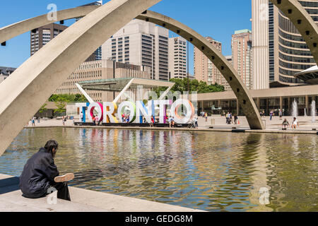Nathan Phillips Square und New City Hall in Toronto. Stockfoto