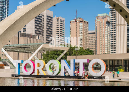 3D Toronto Zeichen und Nathan Phillips Square in Toronto, Kanada Stockfoto