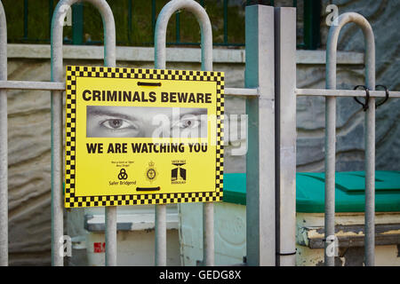 Ein Schild Warnung potentieller Verbrecher, die sie beobachtete, UK. Stockfoto