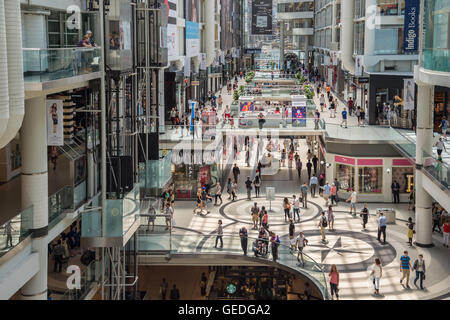 Toronto - 4. Juli 2016: Shopper besuchen Eaton Center Mall in Toronto. Stockfoto