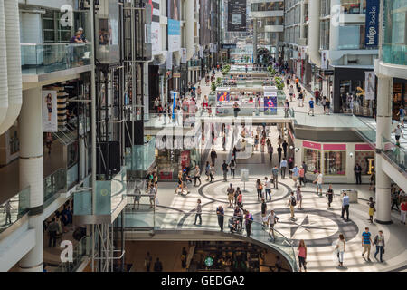 TORONTO - 4. Juli 2016: Shopper besuchen Sie Eaton Center Mall in Toronto. Stockfoto