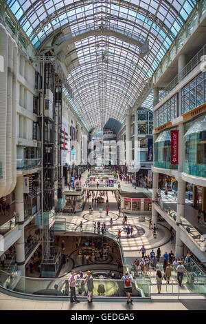 Toronto - 4. Juli 2016: Shopper besuchen Eaton Center Mall in Toronto. Stockfoto