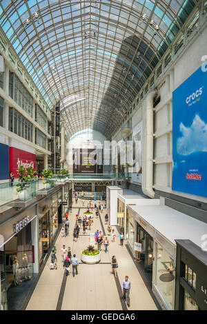 Toronto - 4. Juli 2016: Shopper besuchen Eaton Center Mall in Toronto. Stockfoto