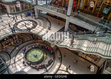 Toronto - 4. Juli 2016: Shopper besuchen Eaton Center Mall in Toronto. Stockfoto