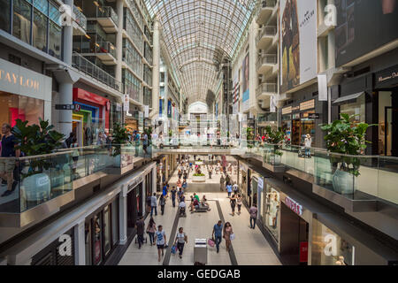 Toronto - 4. Juli 2016: Shopper besuchen Eaton Center Mall in Toronto. Stockfoto