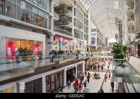 Toronto - 4. Juli 2016: Shopper besuchen Eaton Center Mall in Toronto. Stockfoto