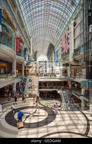 Toronto - 4. Juli 2016: Shopper besuchen Eaton Center Mall in Toronto. Stockfoto