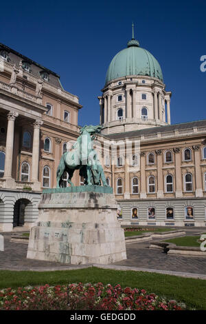 Königlicher Palast auf dem Burgberg mit ungarischen Cowboy Statue und Ungarische Nationalgalerie Stockfoto