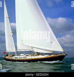 AJAX-NEWS-FOTOS. 1991. SOLENT, ENGLAND.  -PROBEFAHRTEN - LUXUS YACHT VICTORIA VON STRATHEARNE, ERBAUT VON CAMPER & NICHOLSONS MIT EINEM INNENRAUM VON ANDREW WINCH AUF PROBEFAHRTEN IM SOLENT ENTWORFEN IM FEBRUAR 1991.  FOTO: JONATHAN EASTLAND/AJAX.  REF: HD YA VICTORIA 010001. Stockfoto