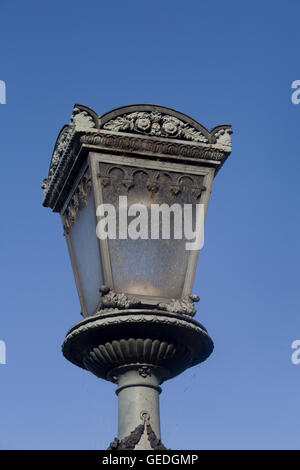 Dekorative Straßenlaterne auf Kettenbrücke Stockfoto