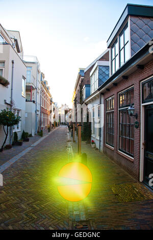 Explodierende Ball auf Straße in Haarlem, Niederlande Stockfoto