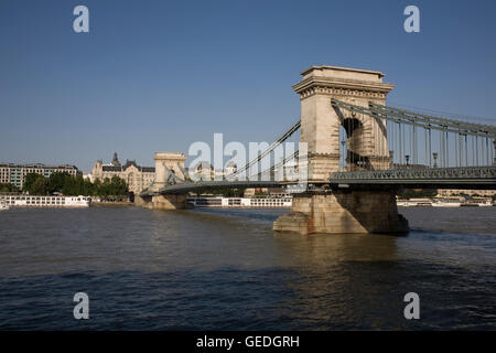 Kettenbrücke an warmen Sommernachmittag Stockfoto