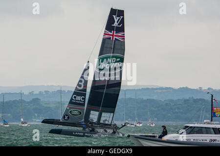 Herzog und Herzogin von Cambridge watch America's Cup World Series Aktion in Portsmouth, Großbritannien am 24. Juli 2016, in einer Bar, Land Rover support Handwerk. Stockfoto