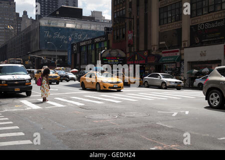 Schnittpunkt der 8th Avenue und W 42nd Street in Manhattan Stockfoto