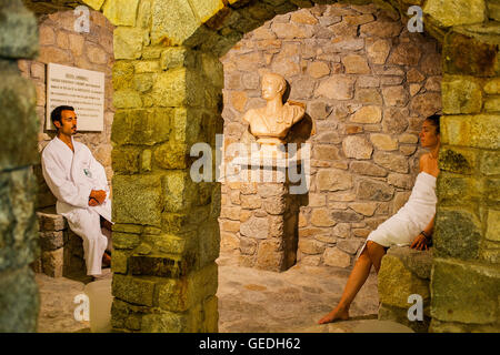 Paar entspannenden Saunagang. Caldes de Boi Spa, Boí-Tal. Provinz Lleida. Katalonien. Spanien Stockfoto