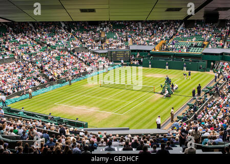 Blick auf den Center Court voller Zuschauer, die ein Spiel in Wimbledon All England Lawn Tennis Club Meisterschaften. Wimbledon. Stockfoto