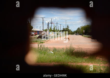 Ein Loch in der Wand der internationalen Grenze zwischen Naco, Arizona, USA und Naco, Sonora, Mexiko bietet einen Spitzenwert in Mexiko. Stockfoto