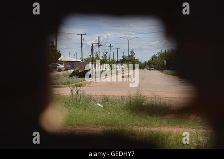 Ein Loch in der Wand der internationalen Grenze zwischen Naco, Arizona, USA und Naco, Sonora, Mexiko bietet einen Spitzenwert in Mexiko. Stockfoto