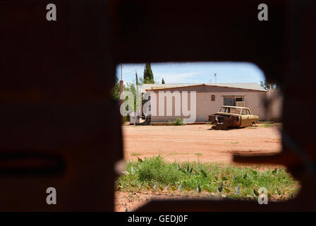 Ein Loch in der Wand der internationalen Grenze zwischen Naco, Arizona, USA und Naco, Sonora, Mexiko bietet einen Spitzenwert in Mexiko. Stockfoto