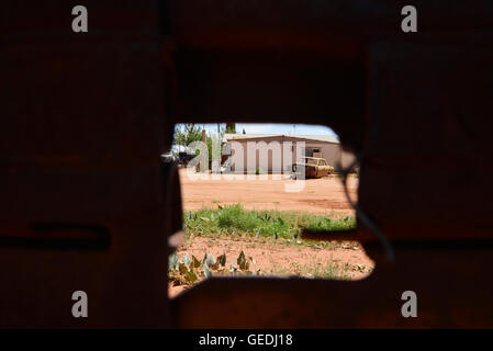 Ein Loch in der Wand der internationalen Grenze zwischen Naco, Arizona, USA und Naco, Sonora, Mexiko bietet einen Spitzenwert in Mexiko. Stockfoto