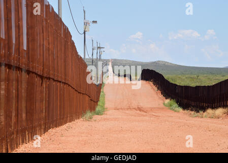 Die Grenze zwischen Naco, Arizona, USA und Naco, Sonora, Mexiko wird durch eine Metallwand von Arizona gesehen. Stockfoto
