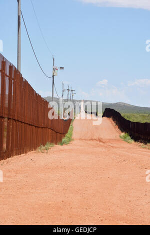 Die Grenze zwischen Naco, Arizona, USA und Naco, Sonora, Mexiko wird durch eine Metallwand von Arizona gesehen. Stockfoto