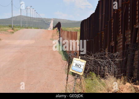Die Grenze zwischen Naco, Arizona, USA und Naco, Sonora, Mexiko wird durch eine Metallwand von Arizona gesehen. Stockfoto