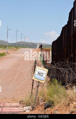 Die Grenze zwischen Naco, Arizona, USA und Naco, Sonora, Mexiko wird durch eine Metallwand von Arizona gesehen. Stockfoto