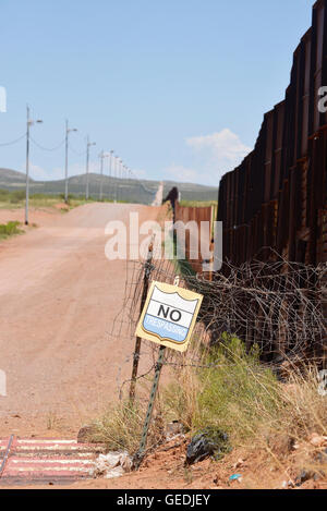 Die Grenze zwischen Naco, Arizona, USA und Naco, Sonora, Mexiko wird durch eine Metallwand von Arizona gesehen. Stockfoto