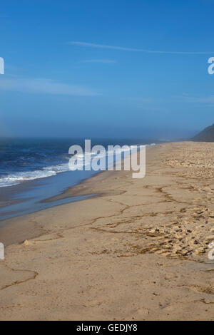 Nebligen blauer Strand in Wellfleet, Massachusetts auf Cape Cod. Stockfoto