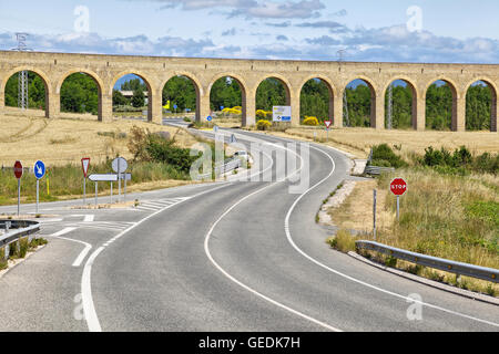 Der Aquädukt Noain gebaut im 18. Jahrhundert in der Nähe von Pamplona, Navarra, Spanien Stockfoto