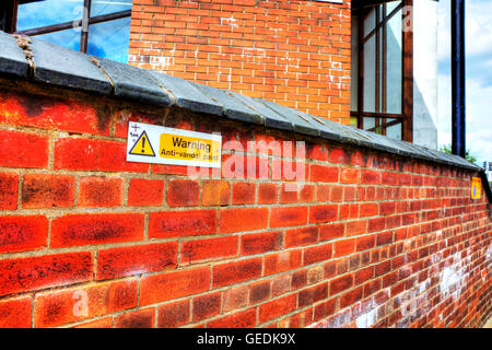 Anti-Vandal Farbe Warnschild an Wand gegen Vandalen Vandalismus an Wänden UK England GB Stockfoto