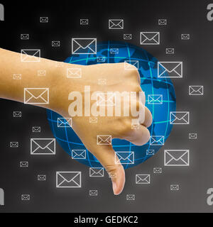 Global Business-Konzept. Mit der Hand über den Globus. Stockfoto
