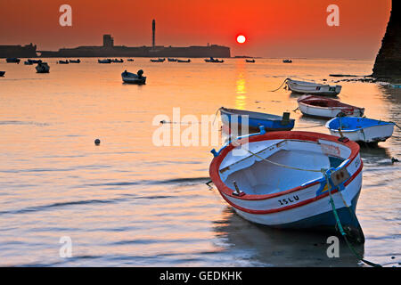 Geographie/Reisen, Spanien, Provinz Cadiz, Cadiz, kleine Fischerboote am Playa de la Caleta bei Sonnenuntergang in der Stadt Cadiz Provinz Cadiz, Costa de la Luz, No-Exclusive - Verwenden Sie verankert Stockfoto