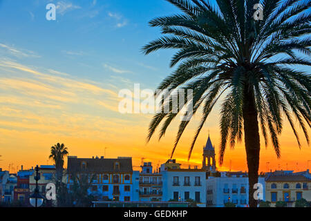 Geographie/Reisen, Spanien, Andalusien, Sevilla, mit Blick über den Rio Guadalquivir (Fluss) in Richtung der Stadtteil Triana und der Glockenturm der Iglesia de Santa Ana (Kirche) bei Sonnenuntergang in der Stadt Sevilla (Sevilla), No-Exclusive - Verwenden Sie Stockfoto