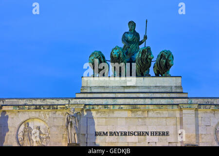 Geographie/Reisen, Deutschland, Bayern, München, Lion Quadriga auf dem Siegestor (Sieg Tor) in der Dämmerung im Stadtteil Schwabing der Stadt München (München), No-Exclusive - Verwenden Sie Stockfoto