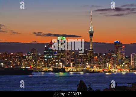 Geographie/Reisen, Neuseeland, Nordinsel, Auckland, Auckland City und Sky Tower von Mt Victoria finden und Aussichtspunkt in der Vorstadt von Devonport am Nordufer über den Waitemata Harbour, Auckland, Nordinsel, No-Exclusive-Gebrauch gesehen Stockfoto