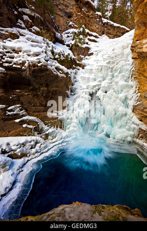 Geographie / Reisen, Kanada, Alberta, 127 km W von Calgary, teilweise gefroren Lower Falls des Johnston Creek im Winter umgeben von Eis und Schnee-Formationen, Johnston Canyon, Banff N Stockfoto