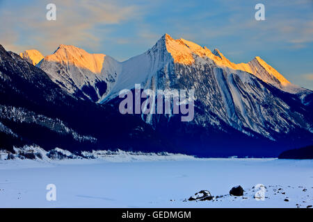 Geographie / Reisen, Kanada, Alberta, schneebedeckte Medicine Lake im Winter, Maligne Lake Road, Jasper Nationalpark, Kanadische Rocky Mountains, Alberta, Ja Stockfoto