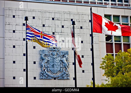Geographie / Reisen, Kanada, British Columbia, Vancouver, zwei kanadische Flaggen und der British Columbia Flagge mit dem kanadischen Wappen im Hintergrund in der Innenstadt von Vancouver, British Stockfoto