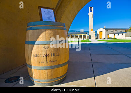 Geographie / Reisen, Kanada, British Columbia, Kelowna, Weinfass und melden Sie sich am Eingang zur Mission Hill Family Estate Winery, Westbank, West Kelowna, Kelowna, Okanagan, Britisch-Kolumbien, Stockfoto