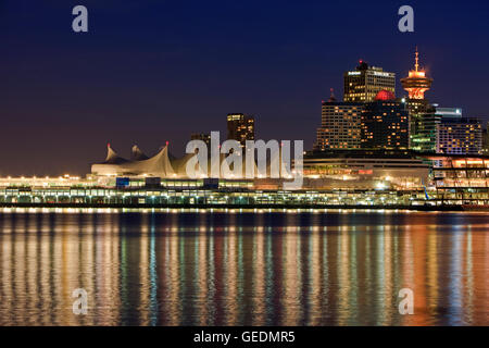 Geographie / Reisen, Kanada, British Columbia, Vancouver, Canada Place und Wasser in der Innenstadt von Vancouver in der Abenddämmerung, Britisch-Kolumbien Stockfoto