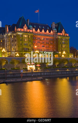 Geographie / Reisen, Kanada, British Columbia, Victoria, beleuchtete Empress Hotel (Fairmont Hotel), ein berühmtes Wahrzeichen in den Inner Harbour in Victoria, Vancouver Island, British Columbia, Stockfoto