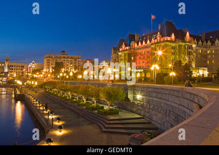 Geographie / Reisen, beleuchtet Victorias Innenhafen mit dem Wahrzeichen Empress Hotel (Fairmont Hotel) im Hintergrund in der Dämmerung, Victoria, Vancouver Island, Britisch-Kolumbien, Victoria, Britisch-Kolumbien, Kanada Stockfoto