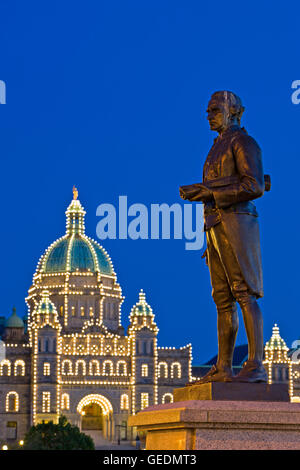 Geographie / Reisen, Kanada, British Columbia, Victoria, Captain James Cook Statue in Victorias Inner Harbour in der Dämmerung mit beleuchteten BC Parlamentsgebäude im Hintergrund, Victoria, Vancouver Island, British Columbia, die Statue wurde errichtet Stockfoto