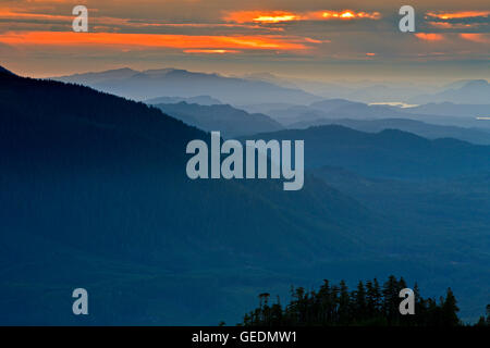 Geographie / Reisen, Kanada, British Columbia, Blick über den malerischen Bergen für Nord Vancouver Island Blick nach Westen bei Sonnenuntergang, Britisch-Kolumbien Stockfoto