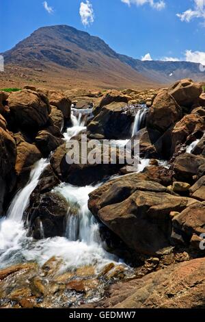 Geographie / Reisen, Kanada, Neufundland, Wasserfall entlang der Tablelands Trail Tablelands, Gros Morne National Park, UNESCO-Weltkulturerbe, Viking Trail, Trails, die Wikinger, Highway 431, nördliche Halbinsel, Great Northern Peninsula, Newfoundlan Stockfoto